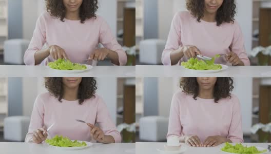 漂亮的混血女人选择沙拉而不是蛋糕，健康食品，节食高清在线视频素材下载