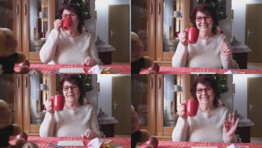 有趣的祖母在圣诞节喝咖啡高清在线视频素材下载