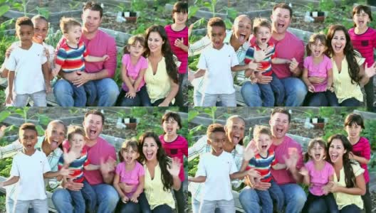 三个家庭带着孩子在社区花园高清在线视频素材下载