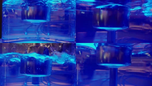 装有发光液体的透明玻璃管中的可潜水浮子高清在线视频素材下载