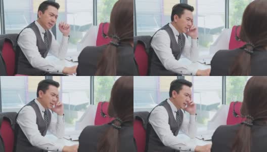 在办公室生病综合症，亚洲商人在电脑上工作有头痛，感到压力和生病的工作。商人对分配给他的工作感到灰心丧气。高清在线视频素材下载