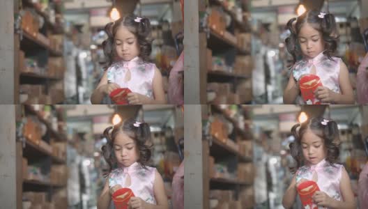 小女孩在春节收到红包高清在线视频素材下载