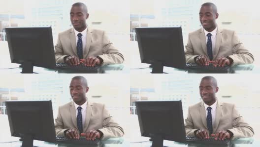 一个黑人商人在键盘上打字高清在线视频素材下载