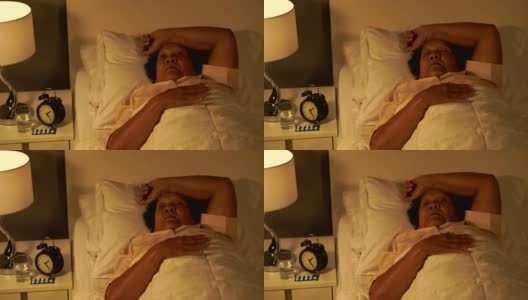 患有失眠症的老妇人正试图晚上在床上睡觉高清在线视频素材下载