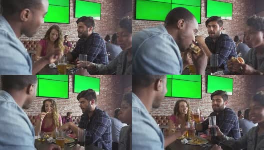 朋友在体育酒吧吃饭与屏幕上拍摄的R3D高清在线视频素材下载