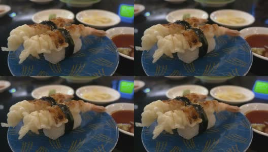 在日本餐厅的酒吧里，寿司装在盘子里高清在线视频素材下载