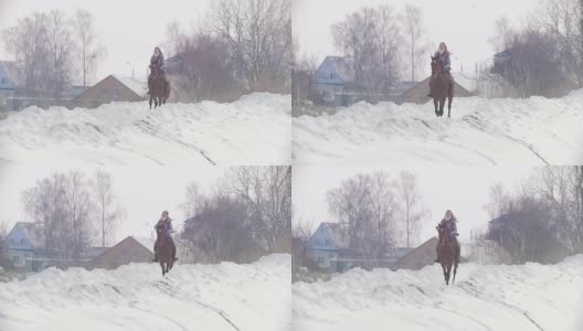 长发女骑手狂野而快速地骑着黑马穿越雪地，慢镜头高清在线视频素材下载