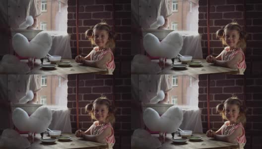 一个男厨师在一个特殊的机器上为一个可爱的小女孩制作棉花糖。高清在线视频素材下载