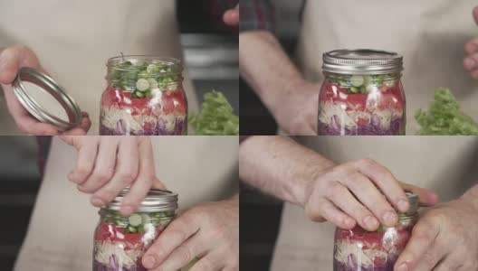 厨师拧上大玻璃瓶沙拉的盖子高清在线视频素材下载