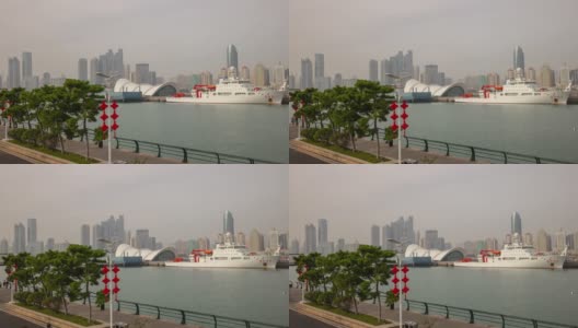 阳光明媚的夏日青岛城著名的灯塔码头湾拥挤的全景时光流逝4k中国高清在线视频素材下载