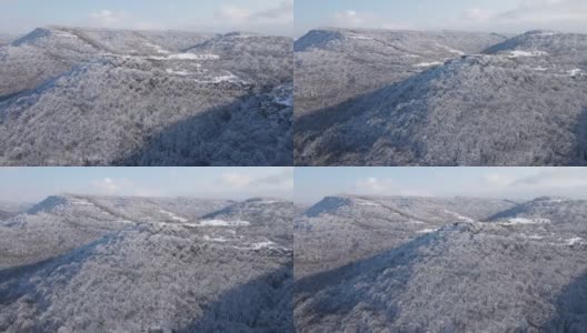 冬季空中旅行在白雪覆盖的林地。在山上滑雪度假。高清在线视频素材下载