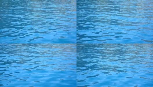 游泳池或海中的蓝色清澈的水潭。美丽的水纹理背景。特写慢动作高清在线视频素材下载