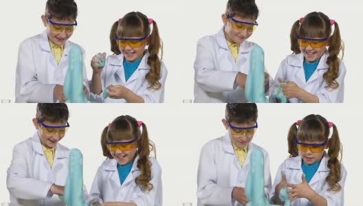 两个可爱的化学家孩子做有趣和成功的实验与蓝色泡沫，玩，孤立在白色背景，慢动作，近距离高清在线视频素材下载