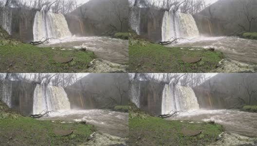 春雪融化后的瀑布有洪水。慢镜头平移库存素材高清在线视频素材下载