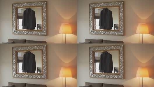 那件男夹克在镜子里有重量高清在线视频素材下载