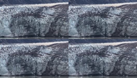 近距离拍摄的冰川覆盖着火山灰在冰川湾国家公园，阿拉斯加。高清在线视频素材下载