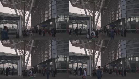 白天时间青岛著名的中央火车站前广场地铁站入口慢镜头全景4k中国高清在线视频素材下载