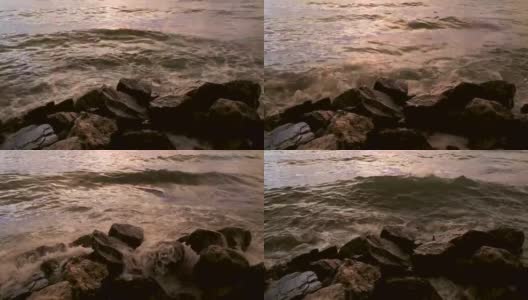 海浪冲击着海岸上的岩石高清在线视频素材下载