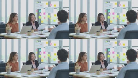 商务团队会议，亚洲团队在办公室头脑风暴和计划，亚洲商务人士在董事会会议室讨论高清在线视频素材下载