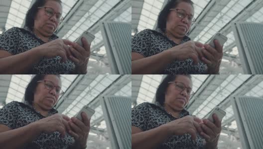 奶奶在机场用智能手机高清在线视频素材下载