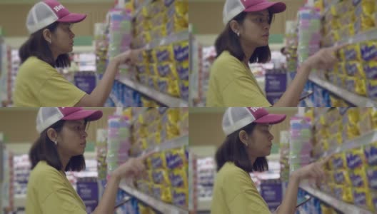 在超市买食物的亚洲妇女高清在线视频素材下载