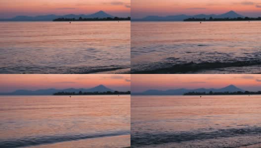 美丽的海景与在粉红色日落的山的景色。地中海上美丽的日落。水疗法的背景。自然海景。海岸线在日落。傍晚海面平静高清在线视频素材下载