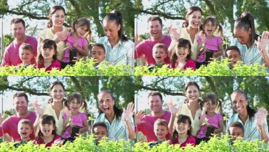 三个家庭带着孩子在社区花园高清在线视频素材下载