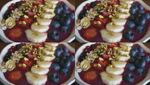 旋转的巴西莓碗和水果，闭合高清在线视频素材下载