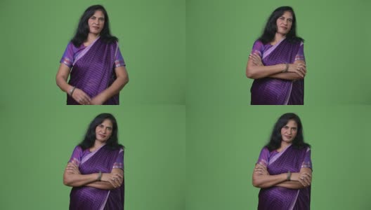 成熟美丽的印度女人双臂交叉穿着传统的纱丽衣服高清在线视频素材下载