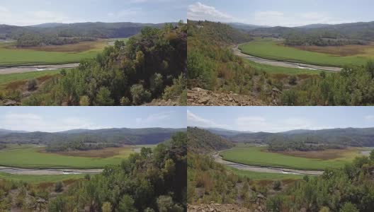 洪水灾难。秋季景观用河流和植被在洪水过后的山谷中，空中平移拍摄高清在线视频素材下载