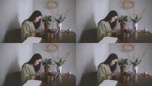 亚洲女性穿着休闲装在家加入桌面视频通话，在智能手机上做笔记，在家工作，远程工作的概念高清在线视频素材下载