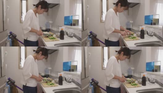 母亲在厨房里切黄瓜高清在线视频素材下载