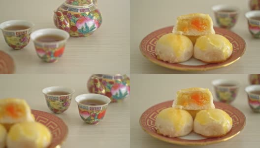 用咸蛋、花生或坚果和咸蛋做成的春卷糕点高清在线视频素材下载