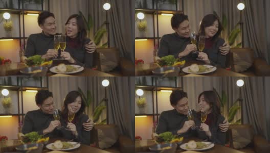 浪漫的亚洲夫妇边吃晚餐边碰杯高清在线视频素材下载