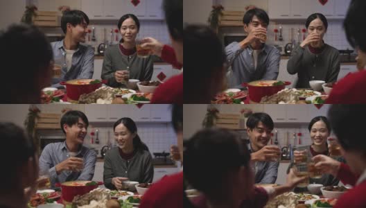 选择焦点的快乐年轻的亚洲夫妇喝茶敬酒他们的家人在中国农历新年团圆饭高清在线视频素材下载