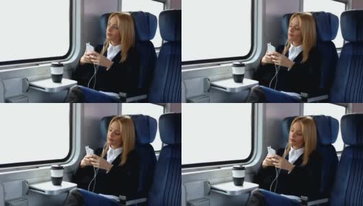 女商人在火车上听音乐高清在线视频素材下载