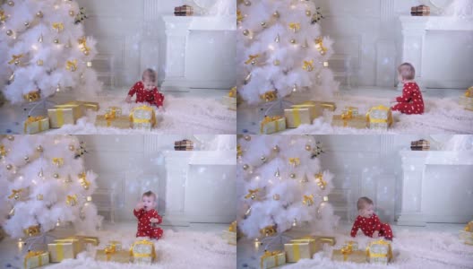 宝宝在圣诞树旁带着礼物探索新年礼物和圣诞树高清在线视频素材下载