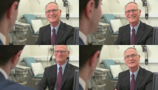 外科医生与年长的男病人交谈高清在线视频素材下载