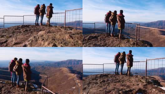 女游客在山的边缘欣赏风景高清在线视频素材下载