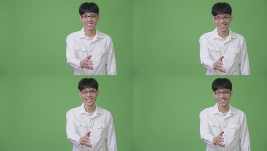 年轻的亚洲商人微笑着握手高清在线视频素材下载