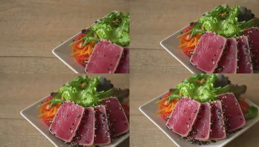 新鲜的金枪鱼配蔬菜沙拉高清在线视频素材下载