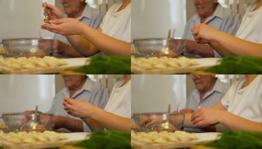 男性和女性在包肉馅饺子高清在线视频素材下载