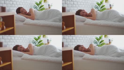 美丽迷人的亚洲女人在卧室的床上睡觉和甜蜜的梦在早上感觉如此放松和舒适，保健理念高清在线视频素材下载