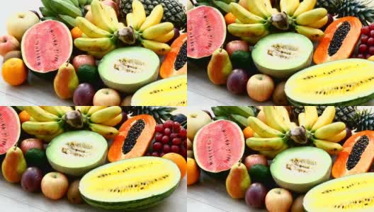 混合水果与苹果，香蕉，橙子等木制背景-健康的饮食风格高清在线视频素材下载