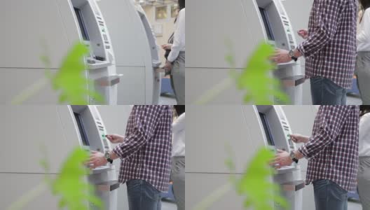 有人在用ATM机，手持射击高清在线视频素材下载
