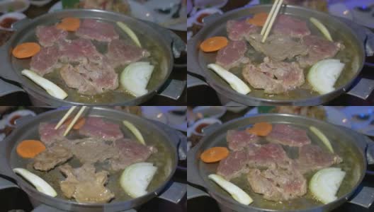 在热锅上烧烤和烤牛肉。烧烤和烤牛肉是泰国著名的街头小吃高清在线视频素材下载