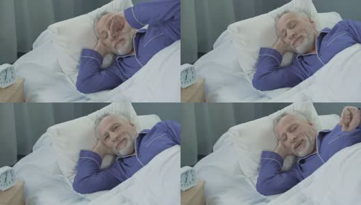 老人在舒适健康的睡眠后醒来时精力充沛高清在线视频素材下载