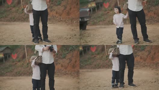 泰国小女孩在用她爸爸的包时藏起来了高清在线视频素材下载