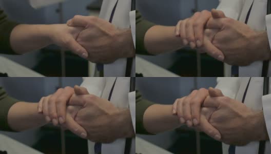 一个男医生用双手安慰一个女病人的特写高清在线视频素材下载