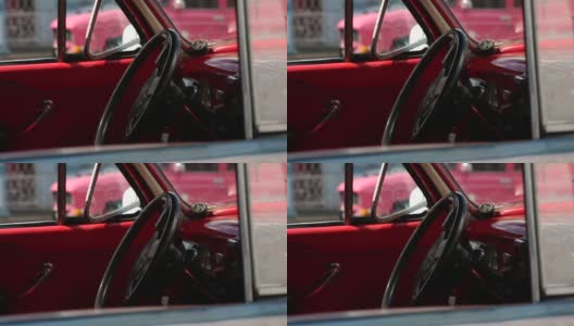 古巴街头停着的老式经典美国车的内饰高清在线视频素材下载